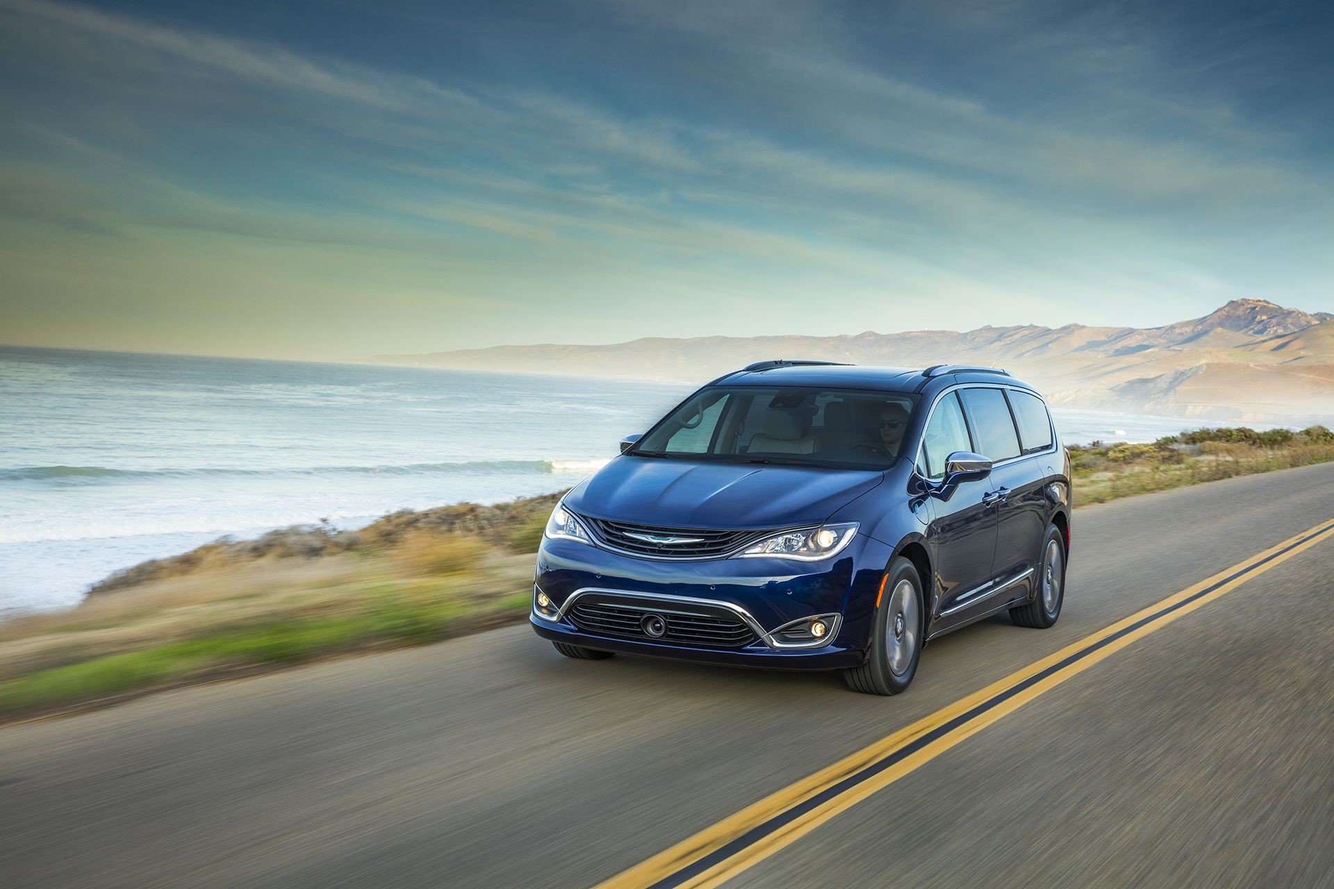 Extérieur de la Chrysler Pacifica Hybrid 2018 - style de vie, sur la route