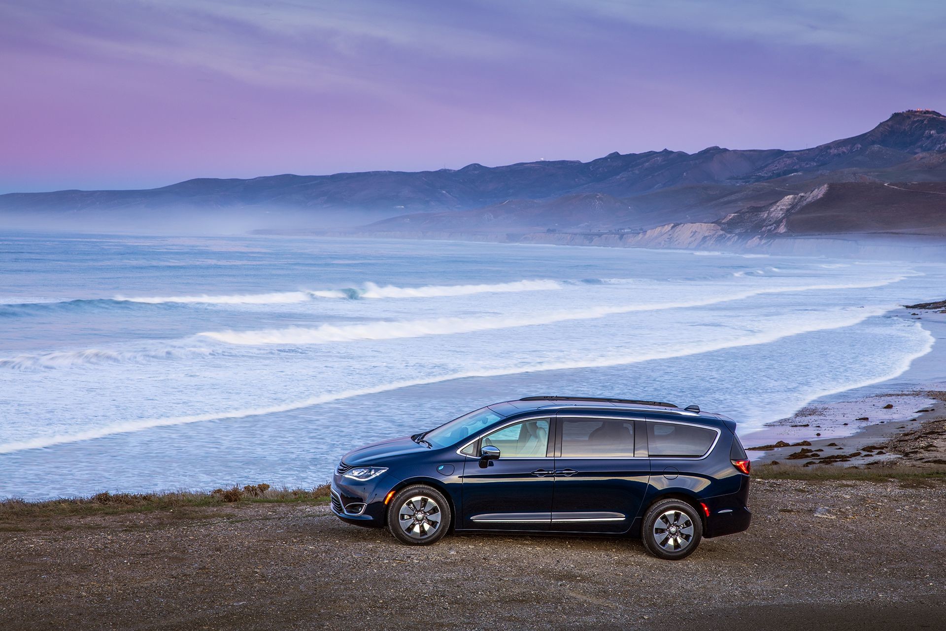 Extérieur de la Chrysler Pacifica Hybrid 2018 - style de vie, à la plage