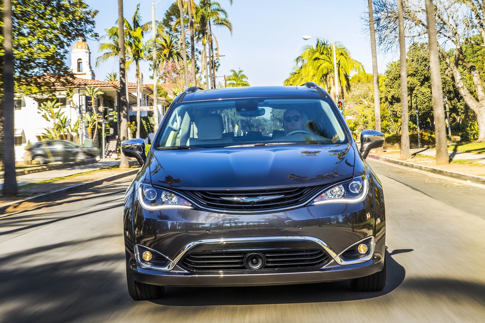 Extérieur de la Chrysler Pacifica Hybrid 2018, vue de face - style de vie, sur la route