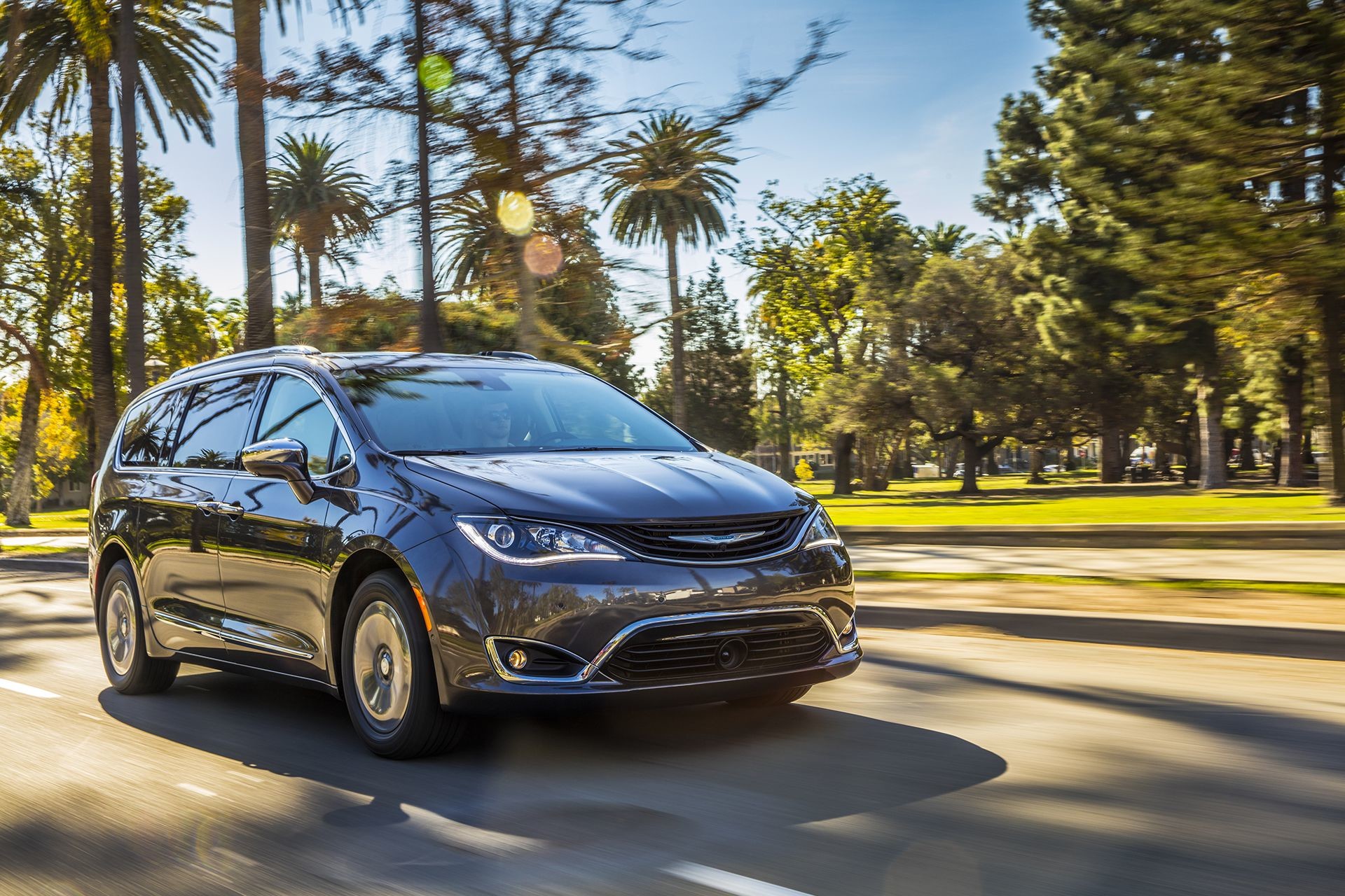 Extérieur de la Chrysler Pacifica Hybrid 2018 - style de vie, sur la route