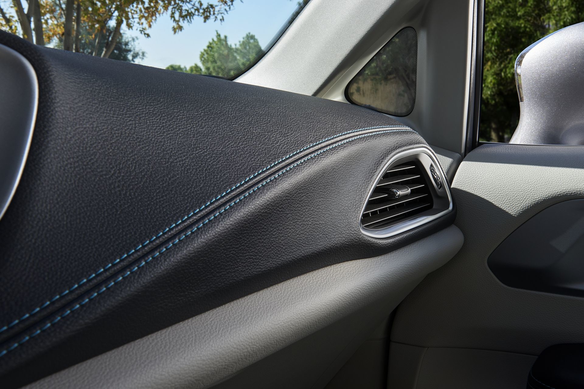 Habitacle de la Chrysler Pacifica Hybrid 2018 - bouche d’air du tableau de bord avant