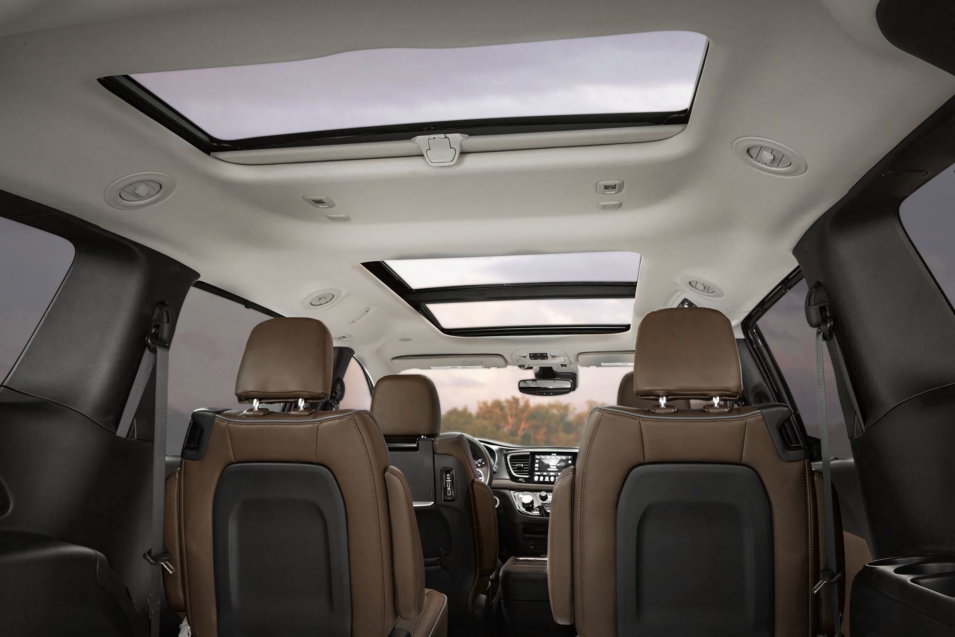 Habitacle de la Chrysler Pacifica Hybrid 2018 - sièges et toit ouvrant