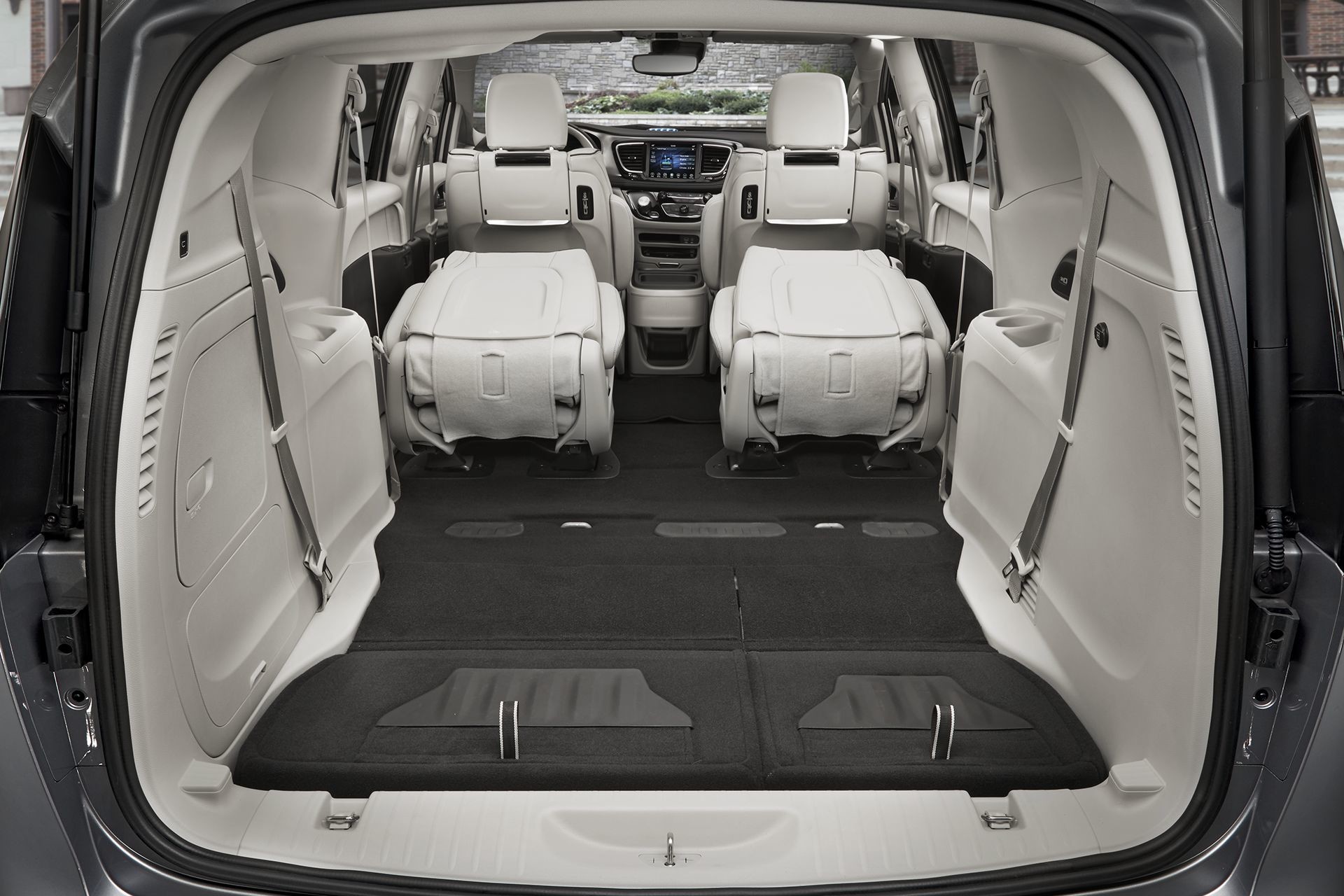 Habitacle de la Chrysler Pacifica Hybrid 2018 - configuration de rangement avec sièges rabattus