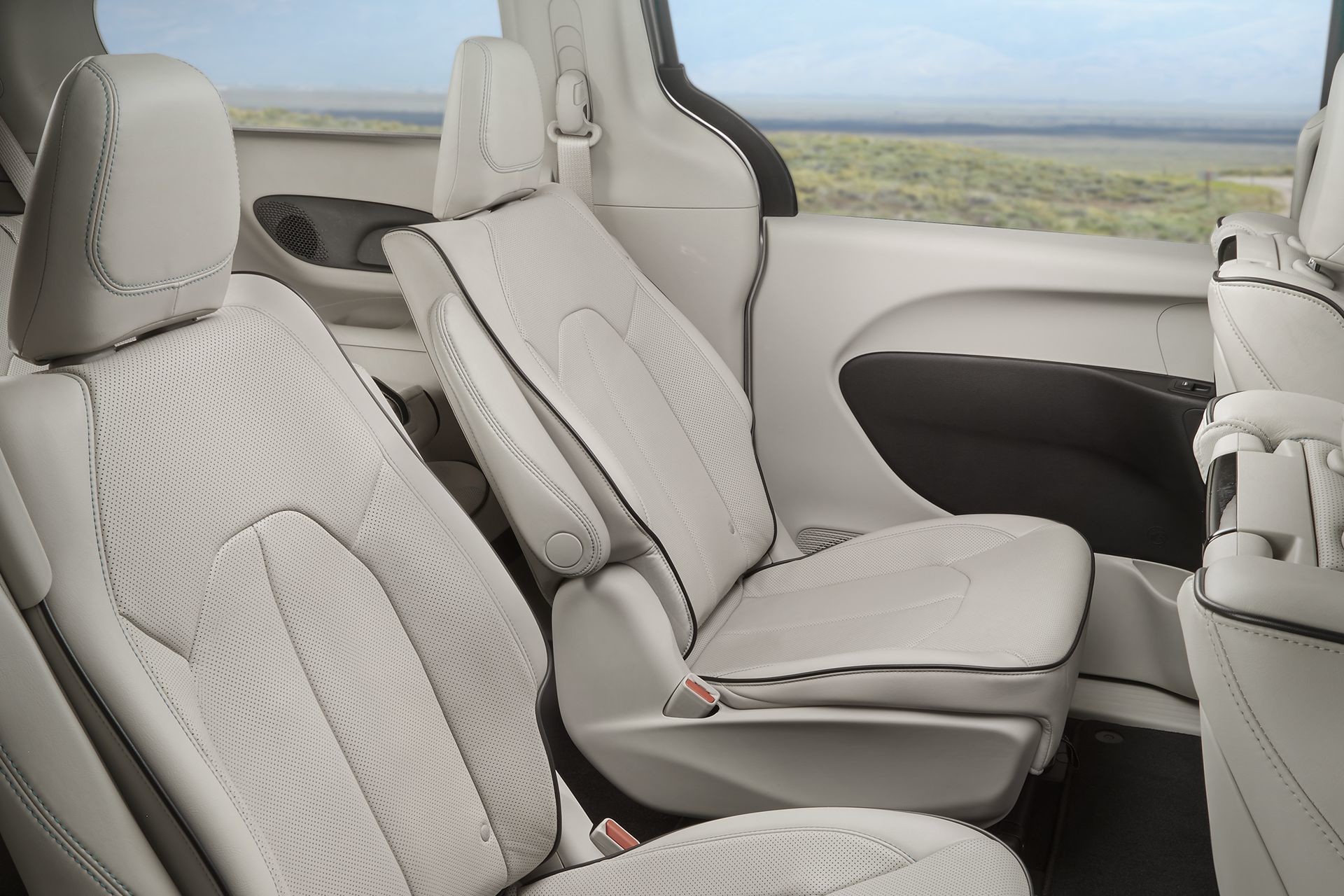 Habitacle de la Chrysler Pacifica Hybrid 2018 - fenêtre de la banquette arrière