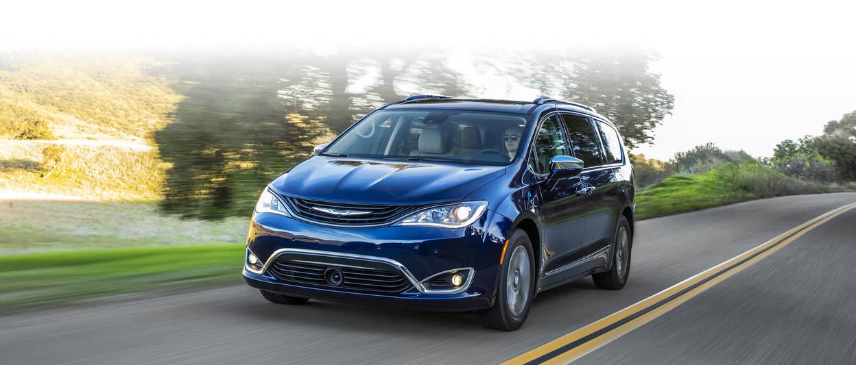 Chrysler Pacifica Hybrid 2018, vue de face - couche nacrée bleu jazz