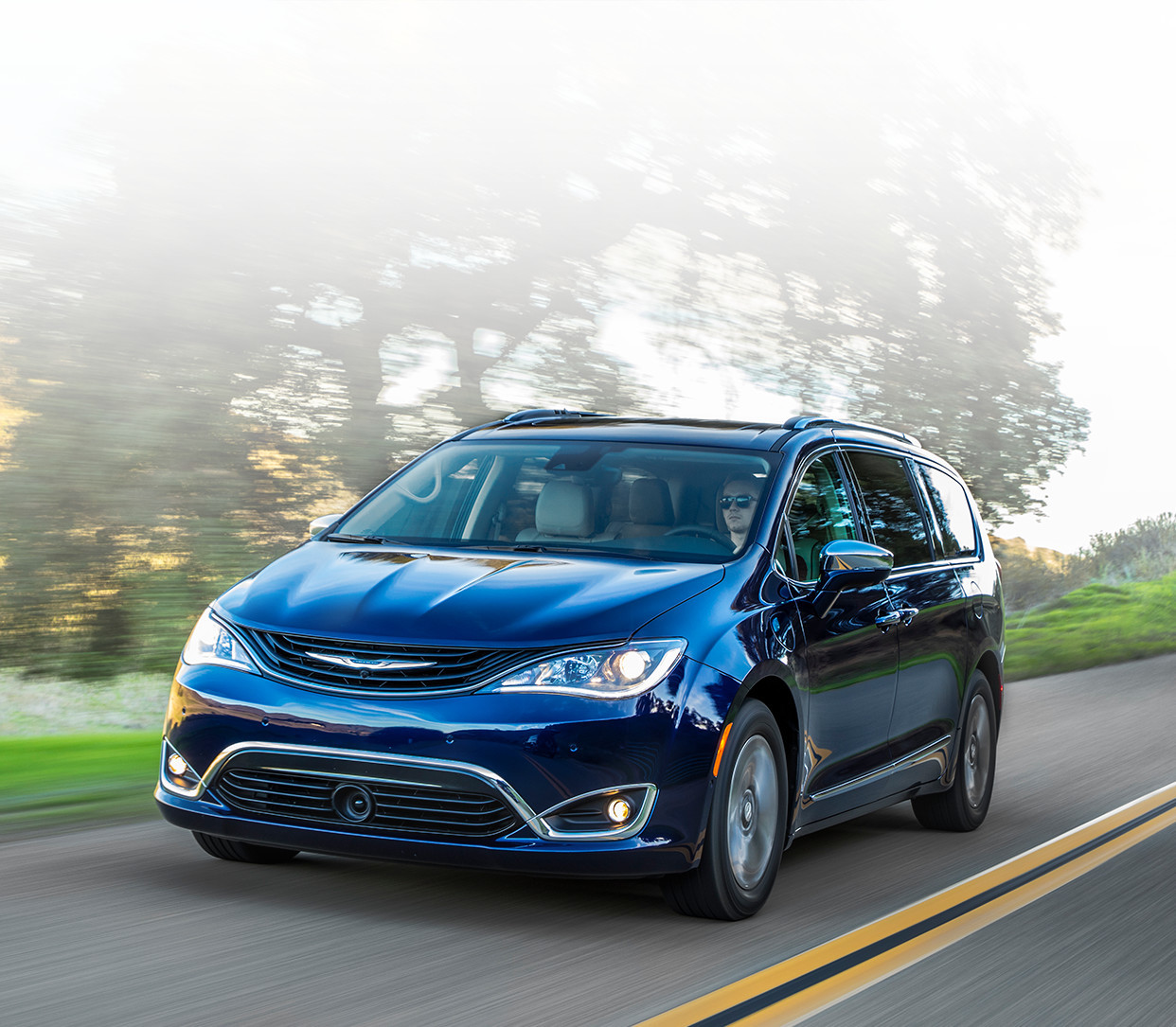 Chrysler Pacifica Hybrid 2018, vue de face - couche nacrée bleu jazz