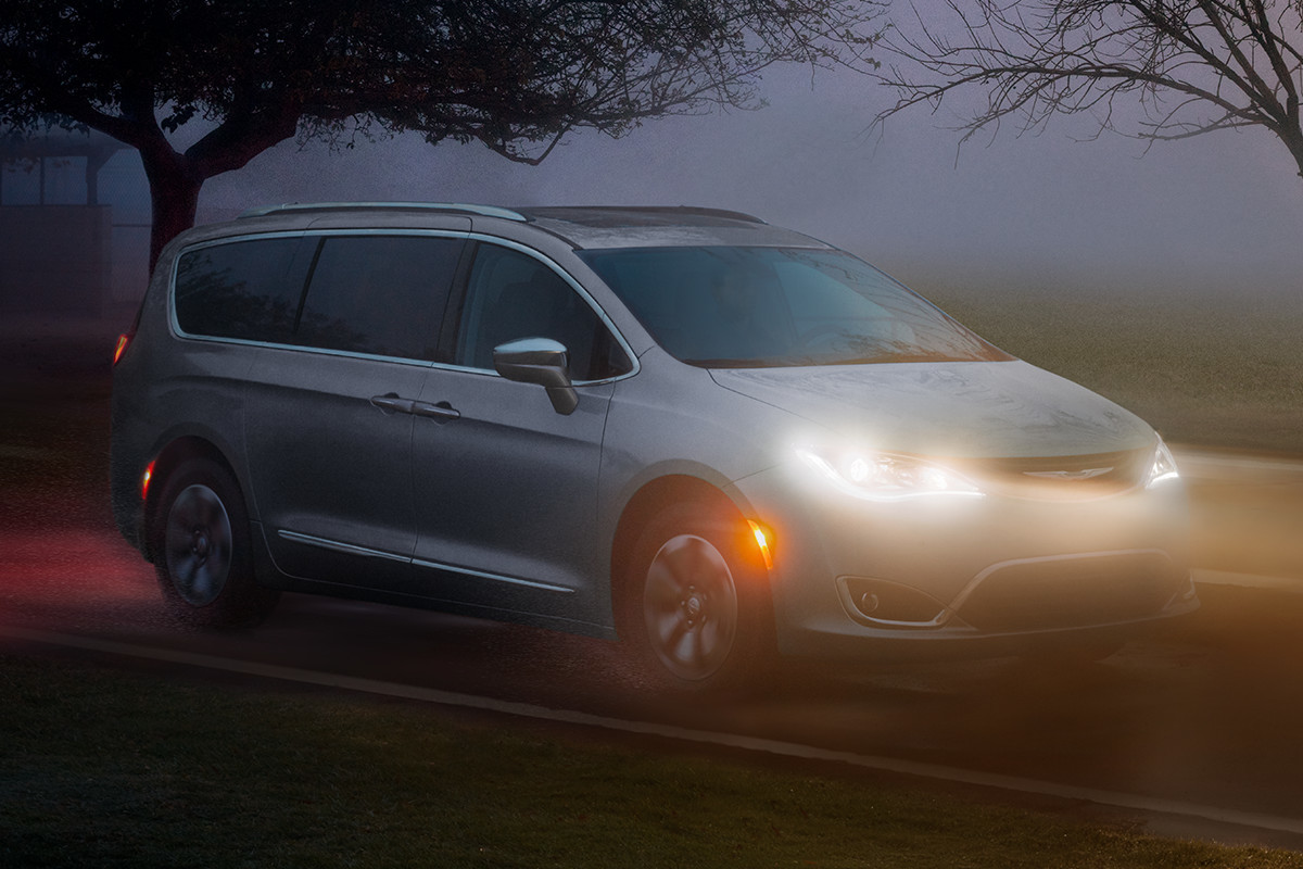 Chrysler Pacifica Hybrid 2019 avec phares à DEL roulant dans le brouillard