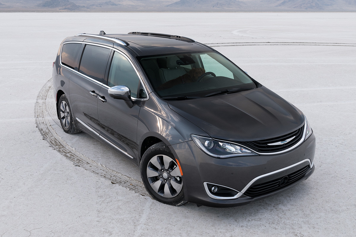 Vue de face de la Chrysler Pacifica Hybrid 2019, illustrée en gris, stationnée dans une clairière enneigée dans les montagnes