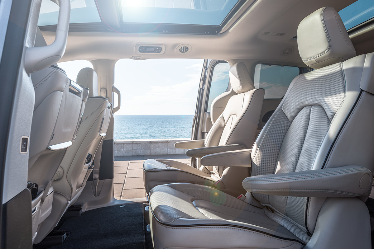 Chrysler Pacifica Hybrid 2019 avec sièges alliage et coutures contrastantes bleues