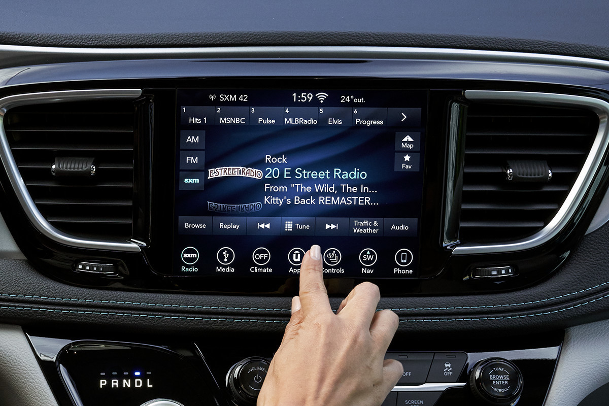 2019 Chrysler Pacifica Hybrid Uconnect centre console system