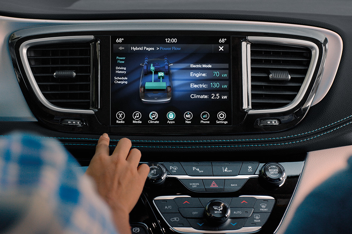 Homme se servant de l’écran tactile de la console centrale de la Chrysler Pacifica Hybrid 2019
