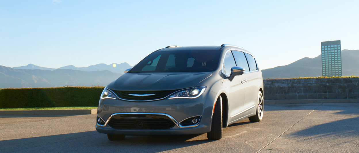 Chrysler Pacifica Hybrid 2019 avec extérieur gris - vue sur l'océan en arrière-plan