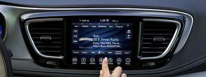 Écran de la console centrale de la Chrysler Pacifica Hybrid 2019