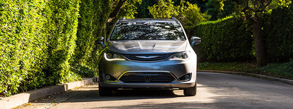 Chrysler Pacifica Hybrid 2019 argent garée