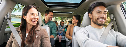 Personnes souriantes assises dans la Chrysler Pacifica Hybrid 2019