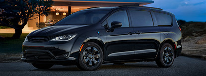 Chrysler Pacifica Hybrid 2019 argent garée