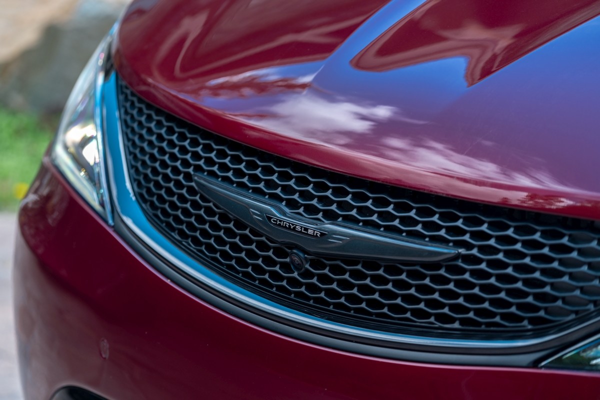 2020 Chrysler Pacifica Hybrid 35th edition wingbadge in black