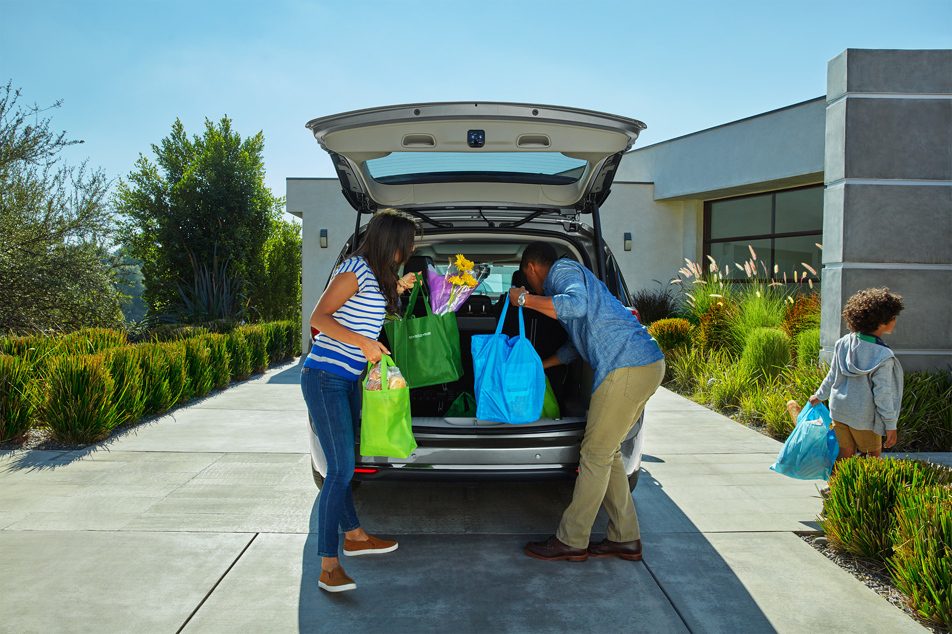 Personnes retirant des articles du coffre de la Chrysler Pacifica Hybrid 2020