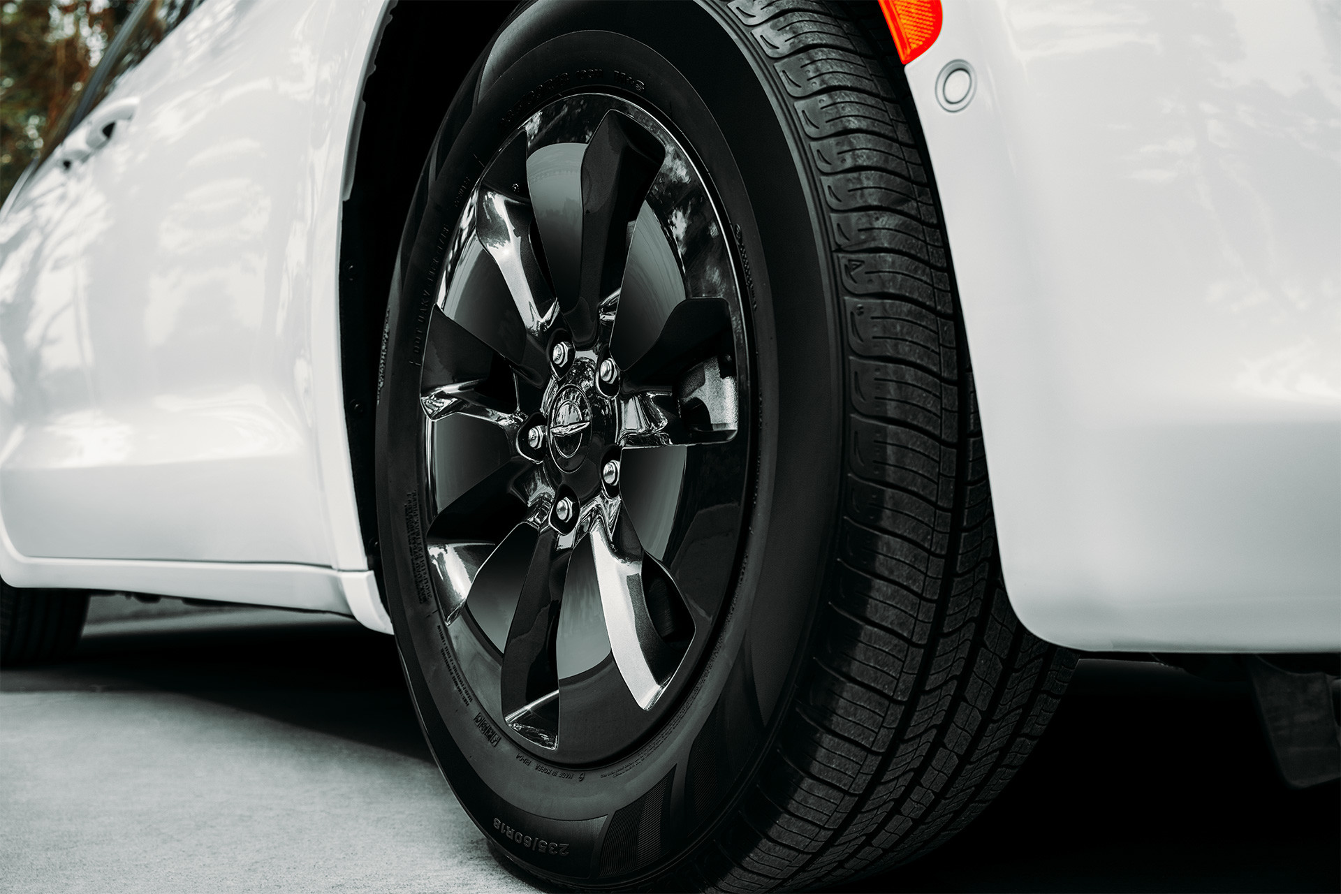 Roue d’une Chrysler Pacifica Hybrid 2020 blanche