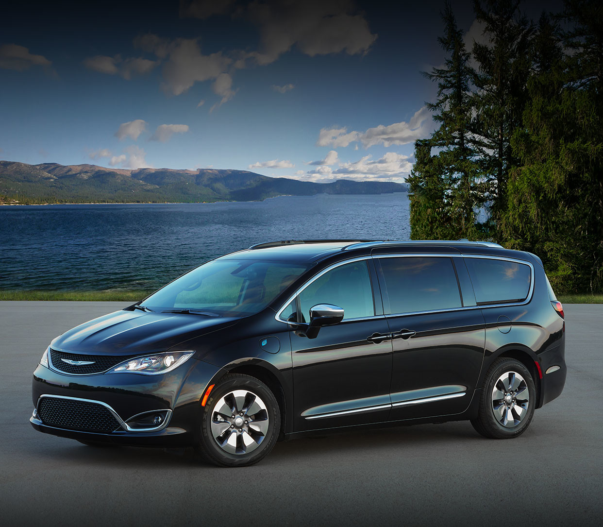 Chrysler Pacifica Hybrid 2020 noir stationnée devant un lac