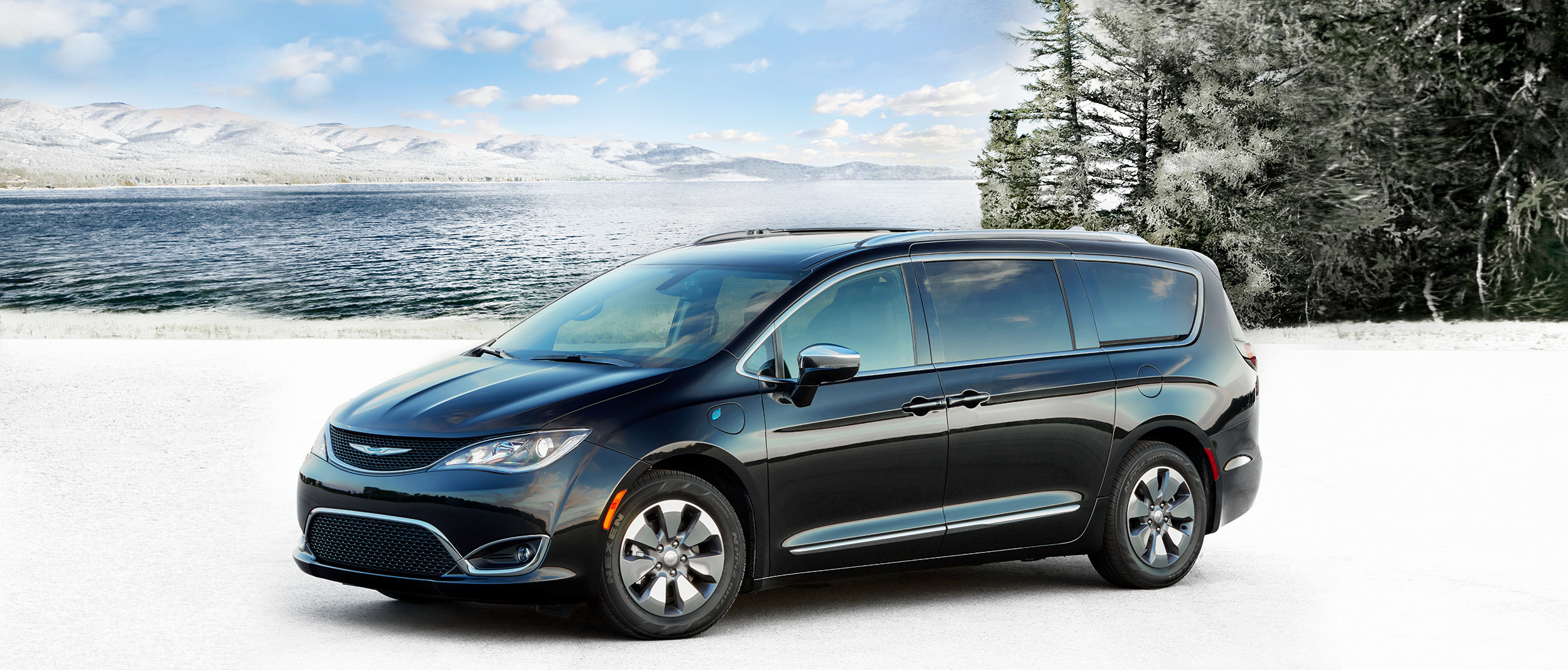 Pacifica Hybrid 2020 noire garée sur une plage enneigée.