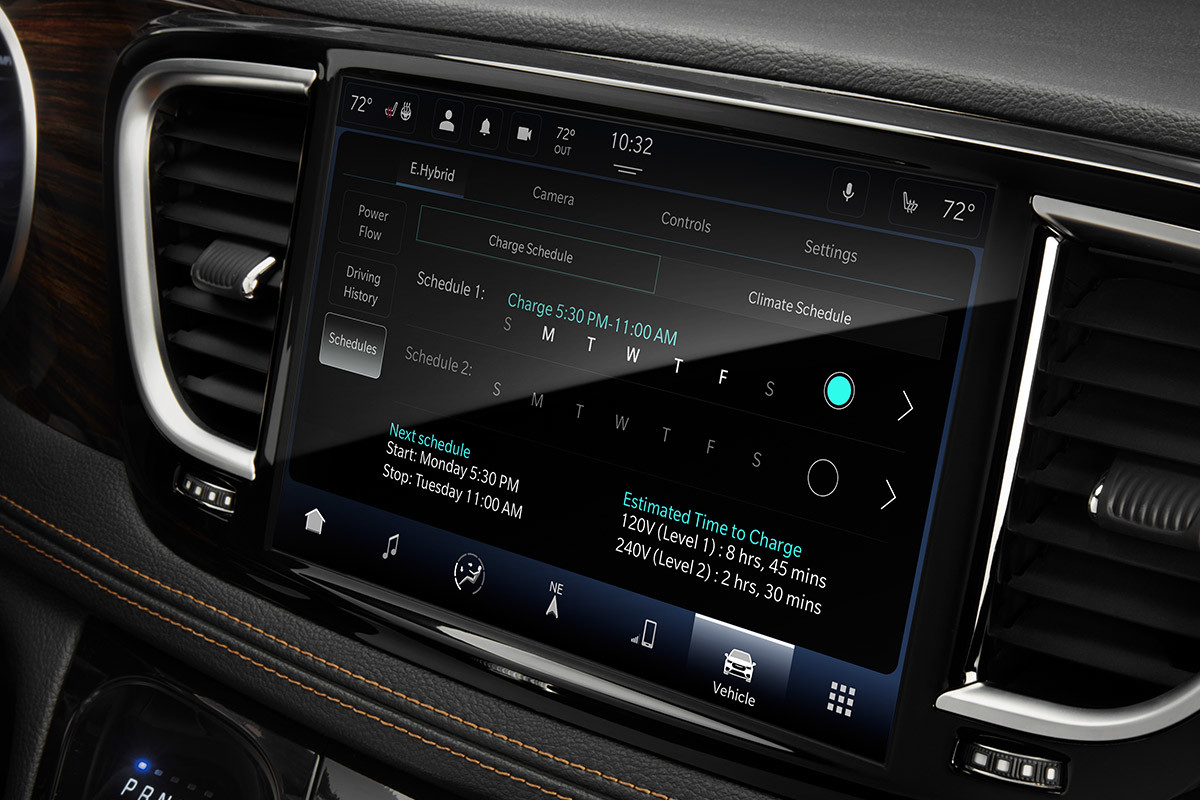 Gros plan de l’écran d’affichage de la Chrysler Pacifica Hybrid 2021
