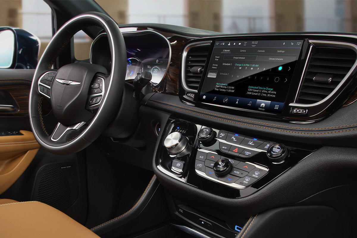 Vue intérieure du volant, de l’écran et du système audio de la Chrysler Pacifica Hybrid 2021