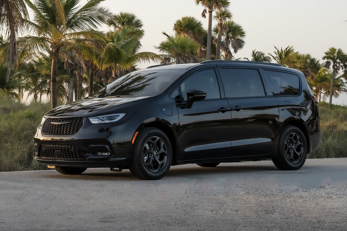 Une Chrysler Pacifica Hybrid 2022 noire garée sur une route tropicale