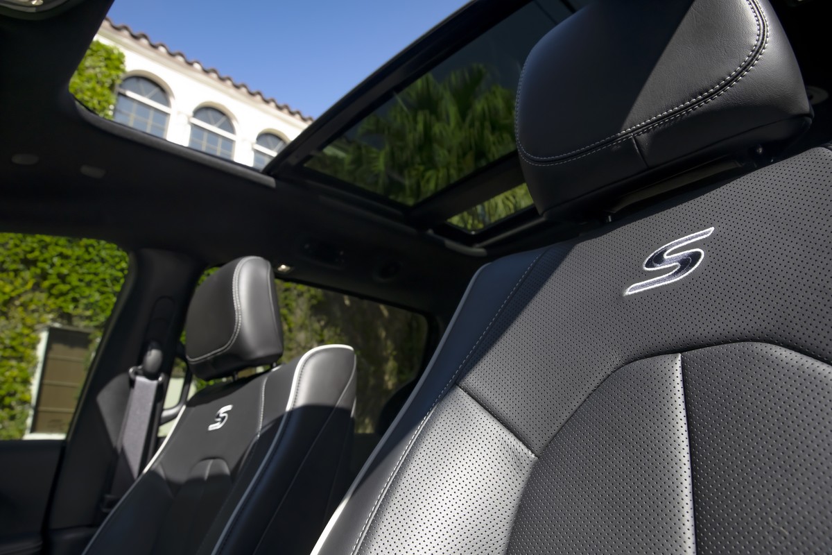 Sièges de l’habitacle en cuir havane et vue sur le toit ouvrant panoramique dans une Chrysler Pacifica Hybrid 2022