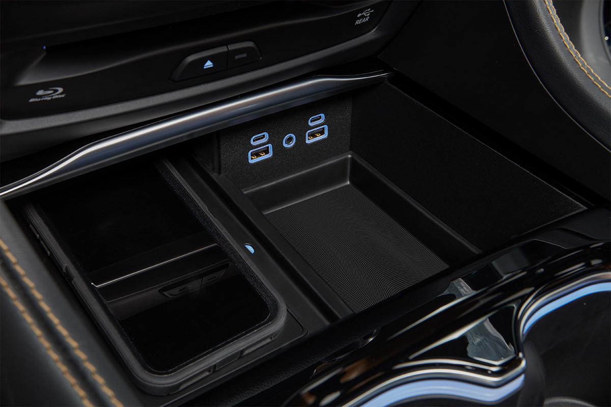 Gros plan sur les ports de recharge de la Chrysler Pacifica Hybrid 2022 avec un fini noir