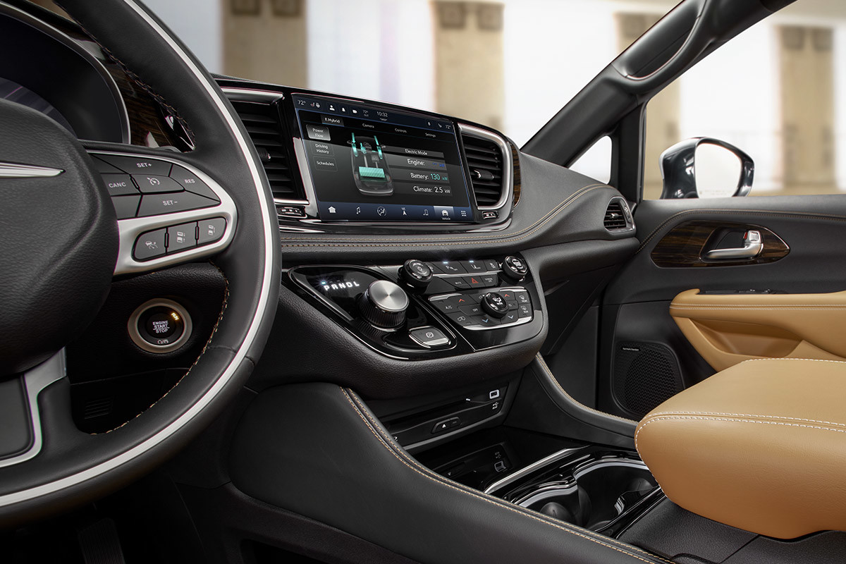 Gros plan de la moitié droite du volant et de l’application « hybride électrique » dans une Chrysler Pacifica Hybrid 2022