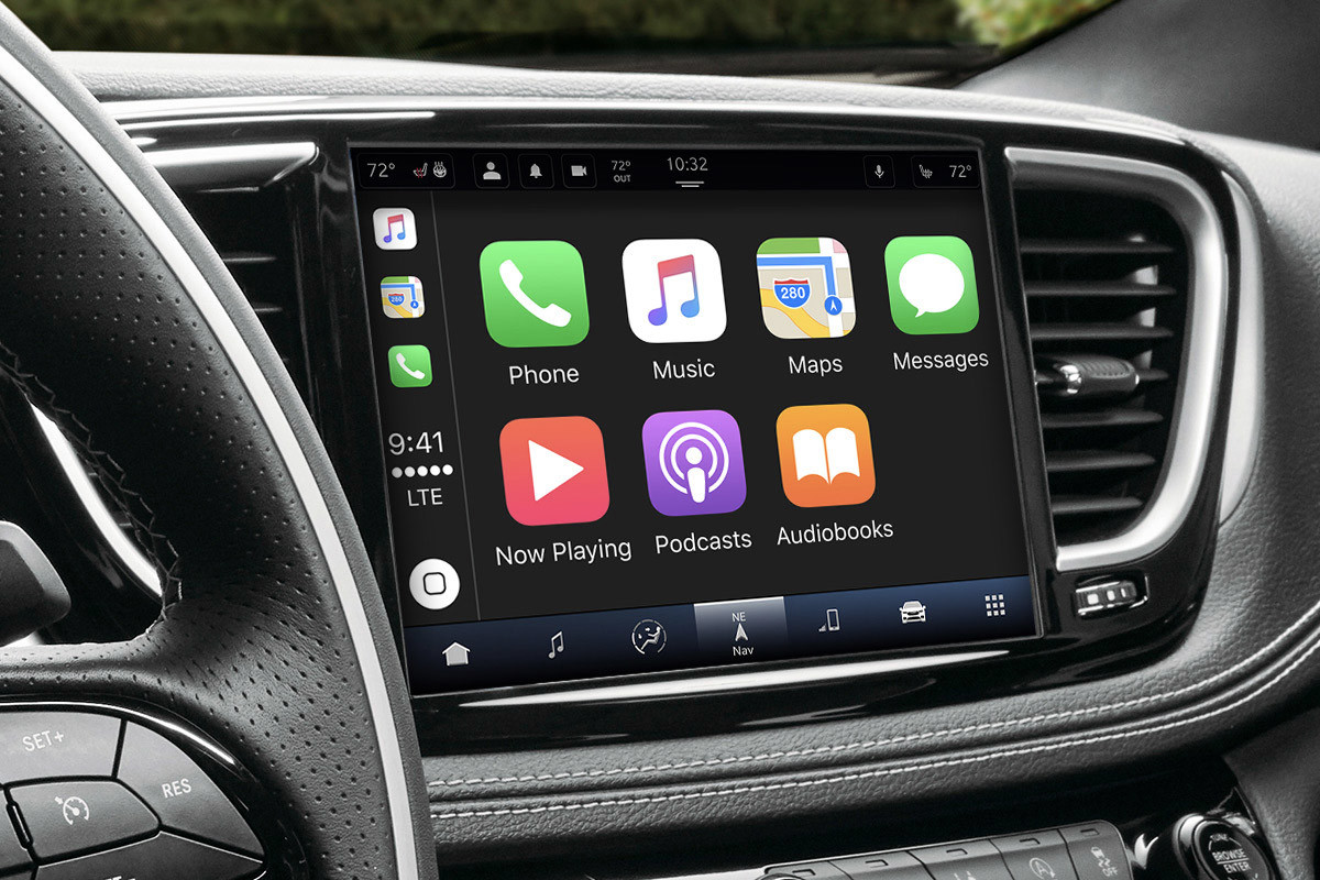 Close up of the center console display in the 2022 Chrysler Pacifica Hybrid 1.0
