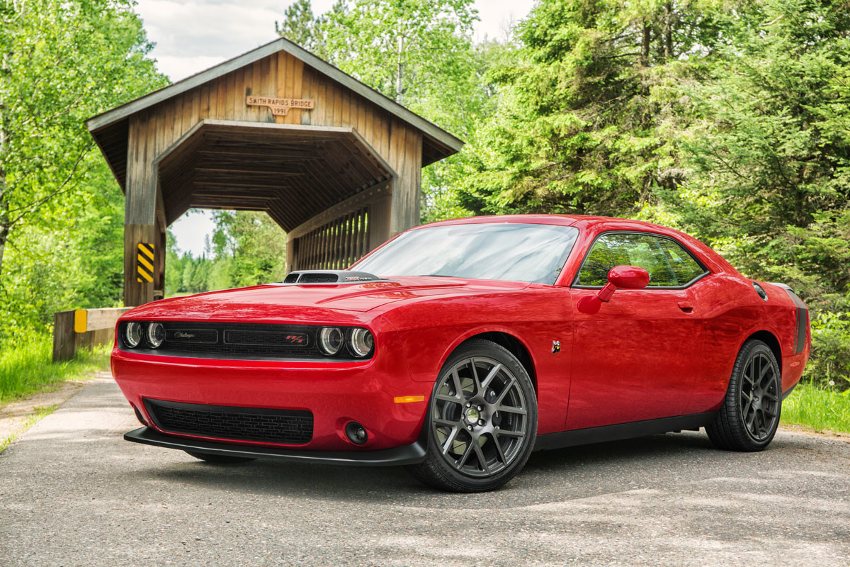 Caractéristiques de la Dodge Challenger 2018 – Silhouette adaptée à la performance, illustrée en rouge
