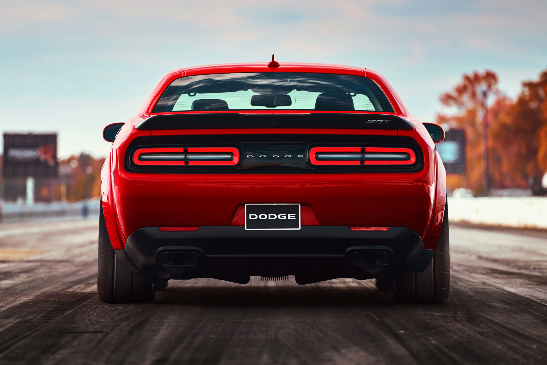 Extérieur de la Dodge Challenger SRT 2018 – Vue arrière, illustrée en rouge
