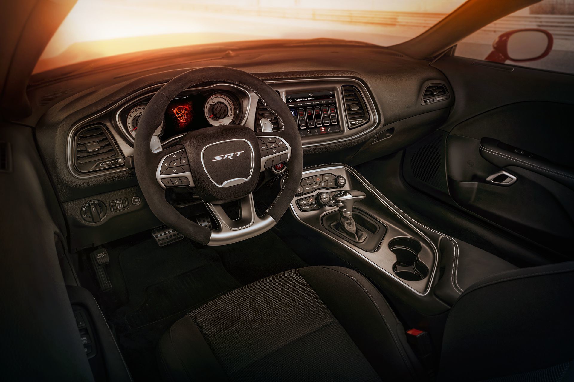 Habitacle de la Dodge Challenger 2018 – Avant, tableau de bord et volant