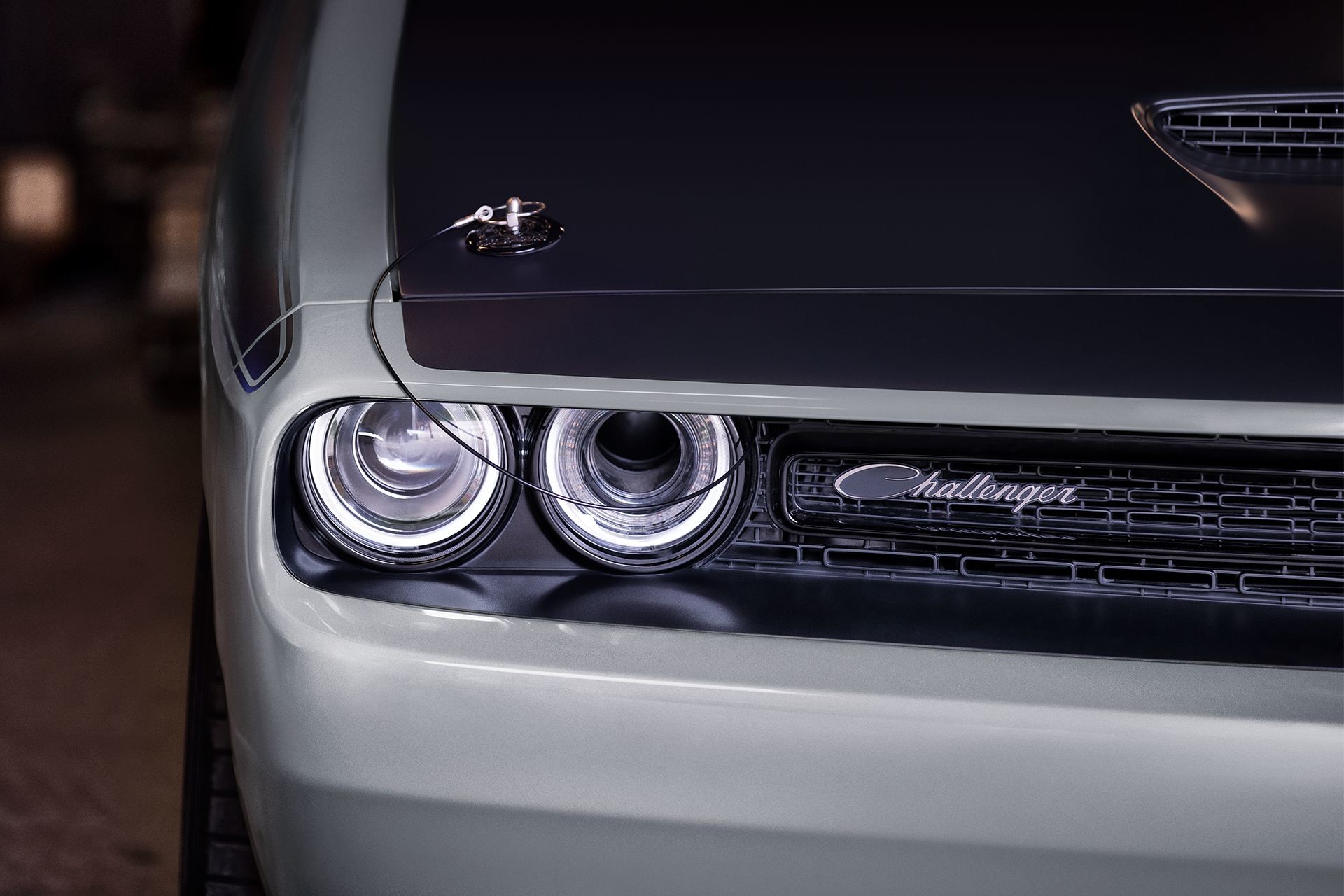 Extérieur de la Dodge Challenger 2018 – Feux arrière la nuit