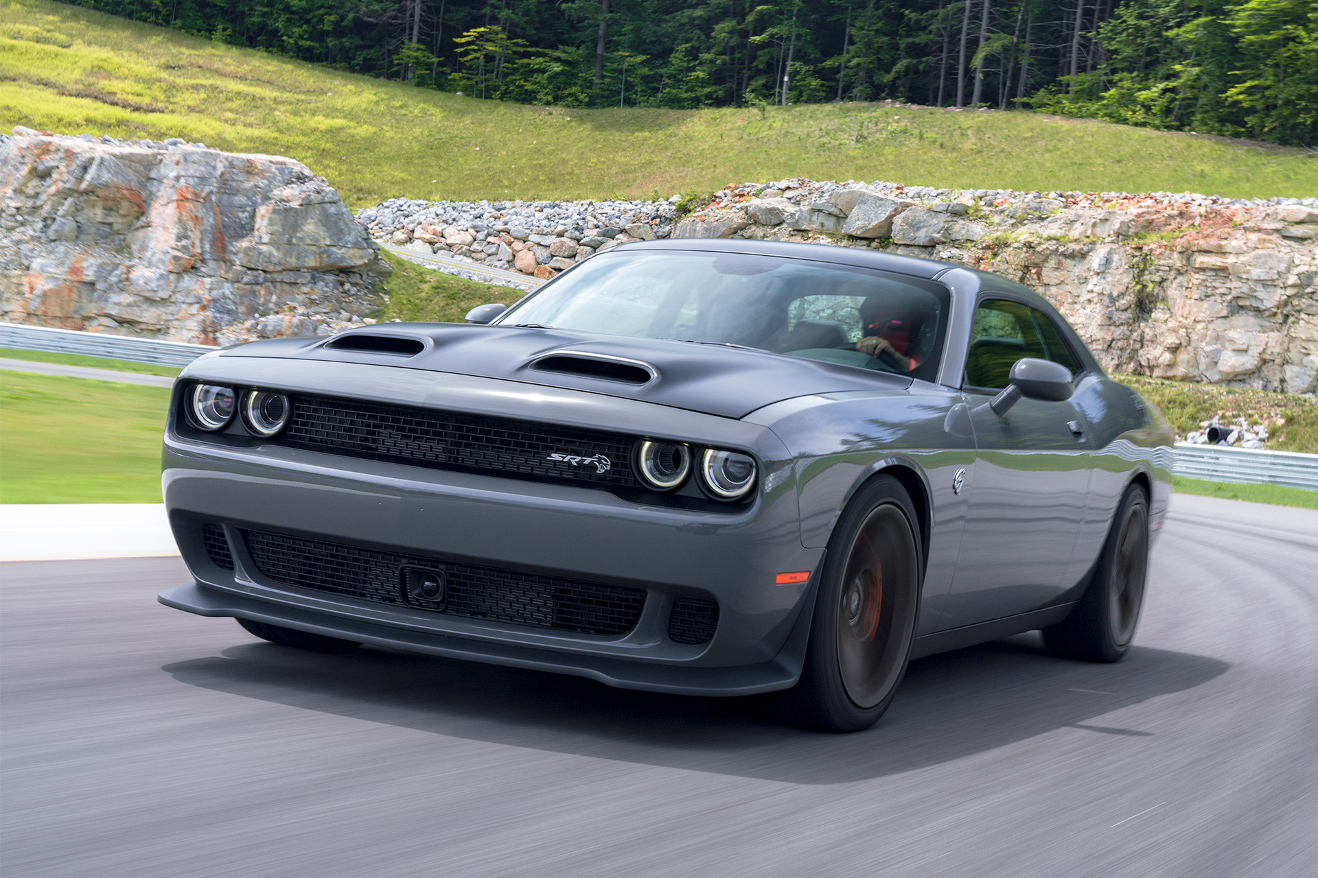 Une Dodge Challenger 2019 grise roulant sur un circuit extérieur.