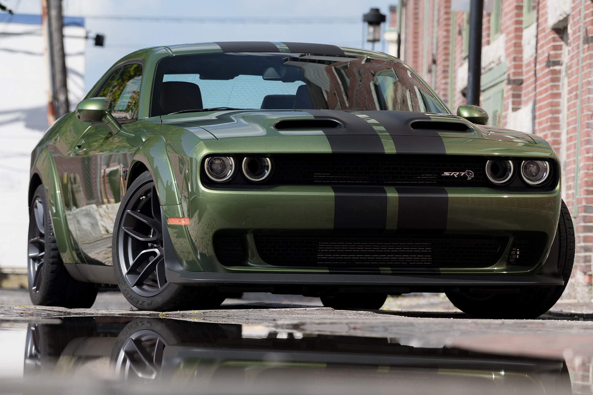 Une Dodge Challenger 2019 verte stationnée dans une ruelle.