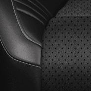Cuir Laguna avec empiècements perforés – noir avec coutures contrastantes argent