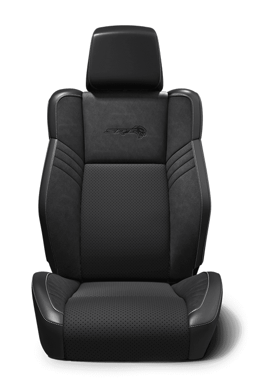 <p>Cuir Laguna avec empiècements perforés et supports latéraux en suède Alcantara<sup>MD</sup> &#8211; noir avec coutures contrastantes argent</p>