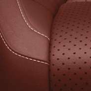 Cuir Laguna avec empiècements perforés – rouge foudroyant avec coutures contrastantes argent