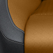 À dessus en cuir Nappa avec supports latéraux en suède Alcantara<sup>MD</sup> et empiècements perforés – noir/caramel avec coutures contrastantes tungstène