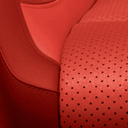 À dessus en cuir Nappa avec empiècements perforés – rouge rubis avec garnitures rouge rubis métallisé et coutures contrastantes rouge rubis