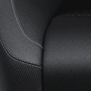 À dessus en cuir Nappa avec supports latéraux en suède Alcantara<sup>MD</sup> et empiècements perforés – noir avec coutures contrastantes tungstène