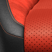 À dessus en cuir Nappa avec supports latéraux en suède Alcantara<sup>MD</sup> et empiècements perforés – noir et rouge rubis avec coutures contrastantes rouge rubis