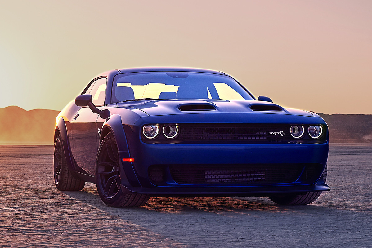 Vue de face Dodge Challenger bleue garée dans un désert