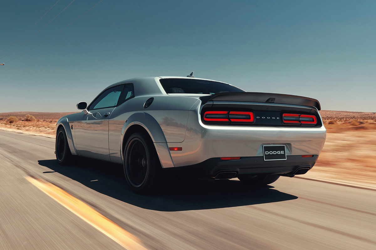La Dodge Challenger 2020 en triple nickel, roulant sur une route dans le désert