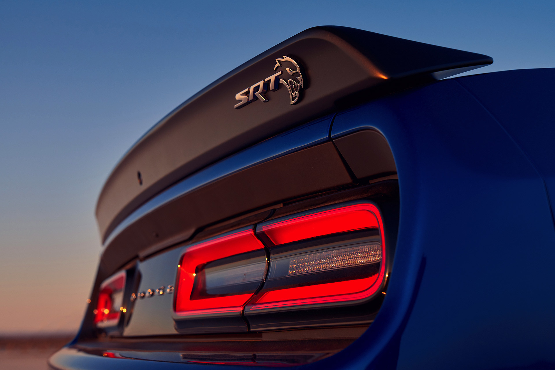 Feux arrière de la Dodge Challenger 2020 bleue
