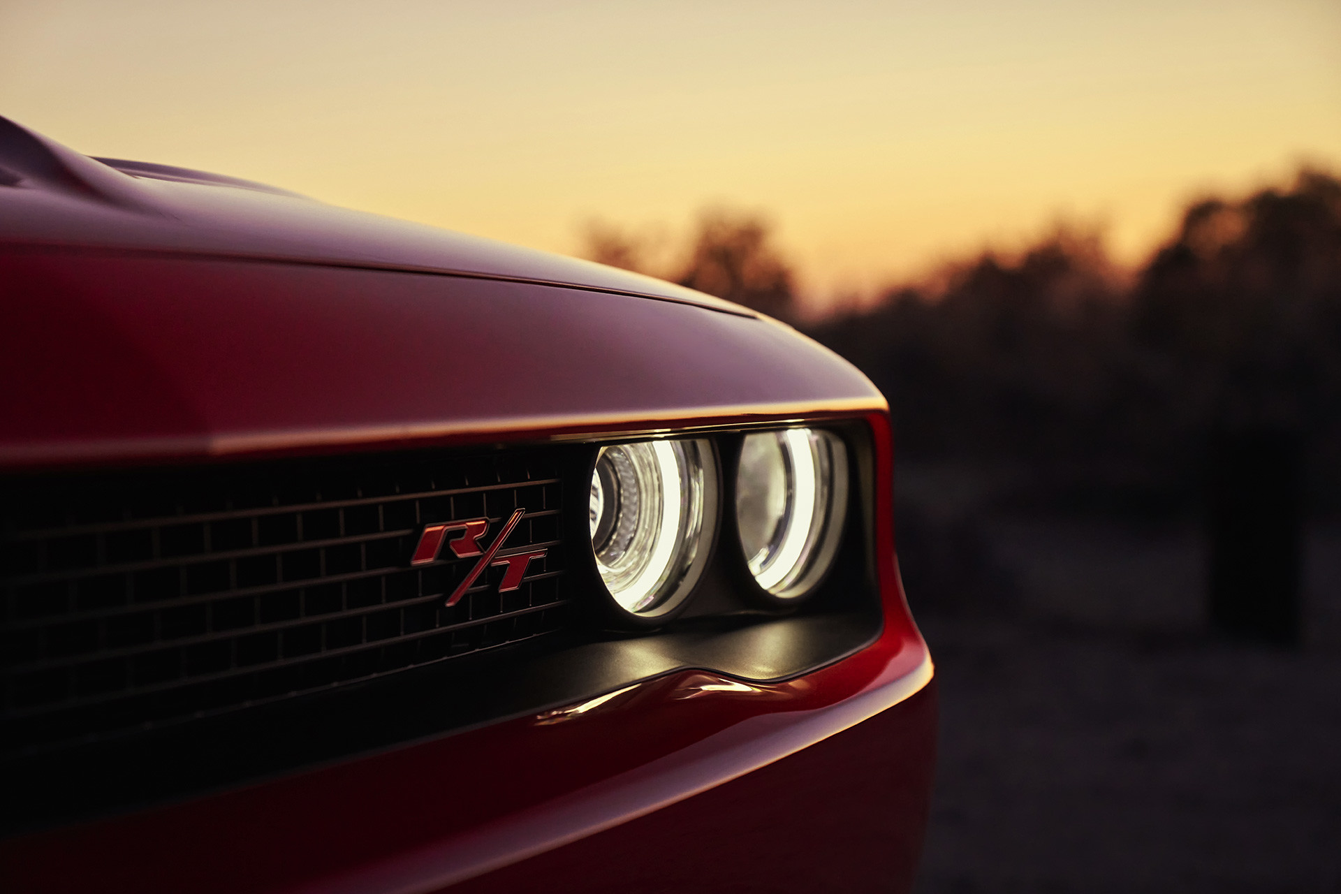 Vue rapprochée des phares R/T de la Dodge Challenger 2020 rouge