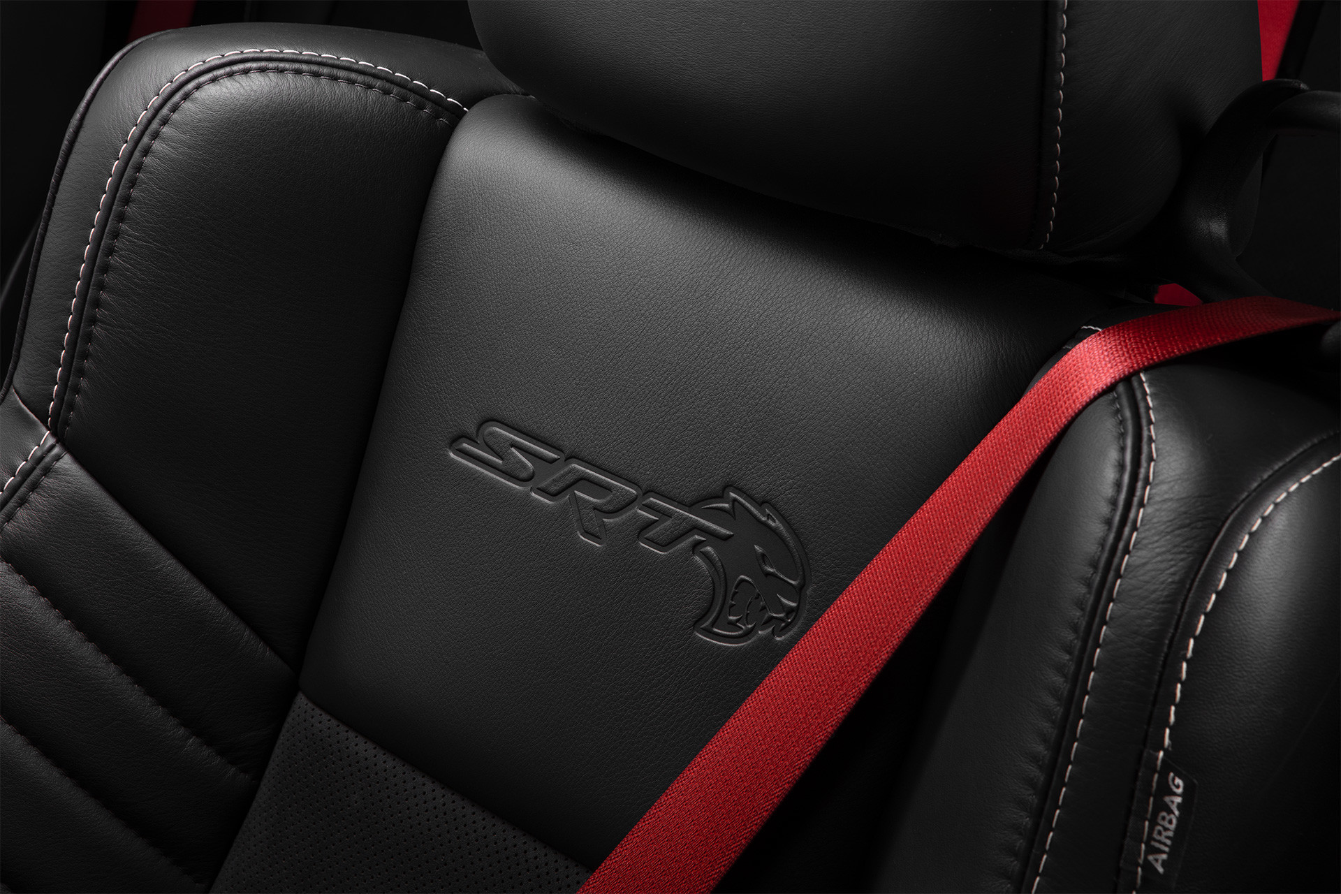 Sièges en cuir Nappa de catégorie supérieure et logo SRT cousu de la Dodge Challenger 2020